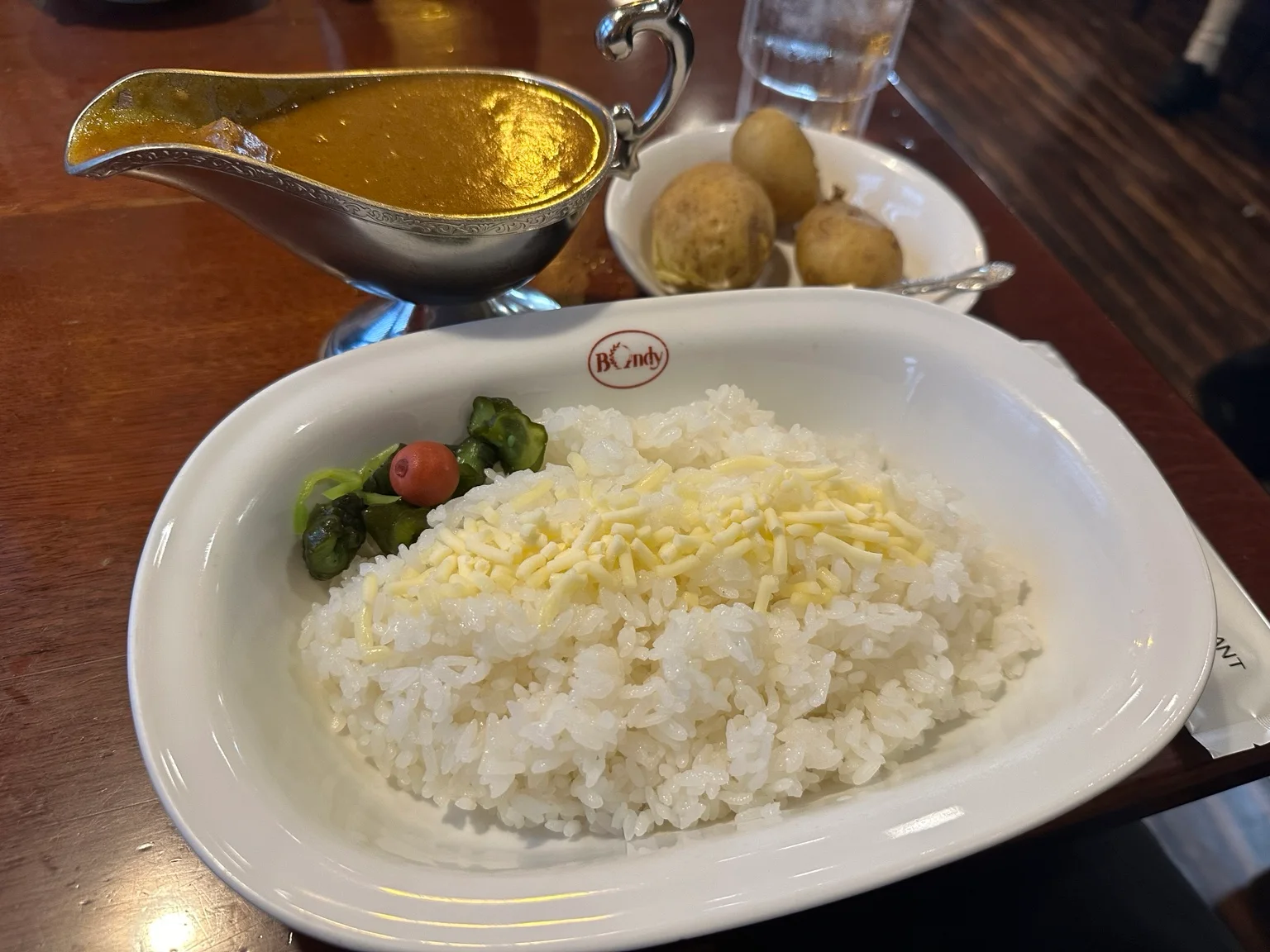 ボンディ 神保町本店のチキンカレー中辛とライス、付け合わせ、じゃがいも