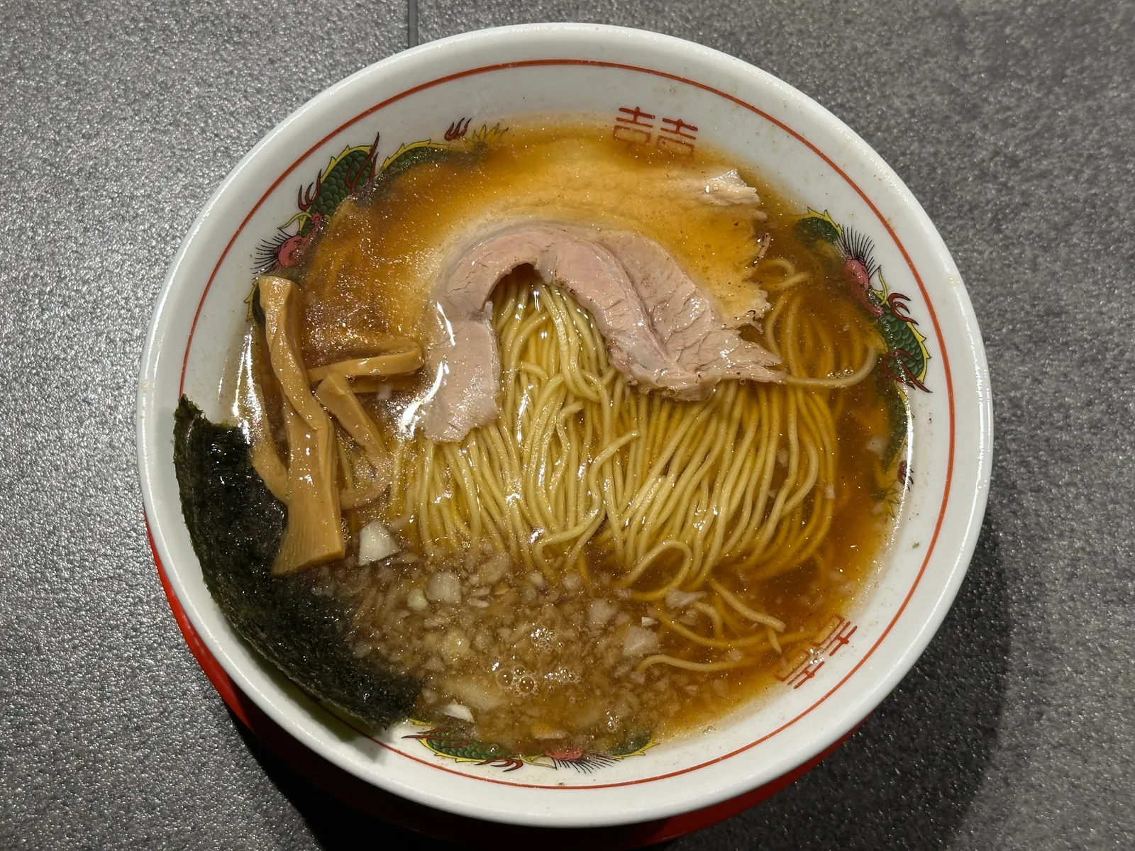 中華そば あじさいの中華そばを斜めから撮影した写真