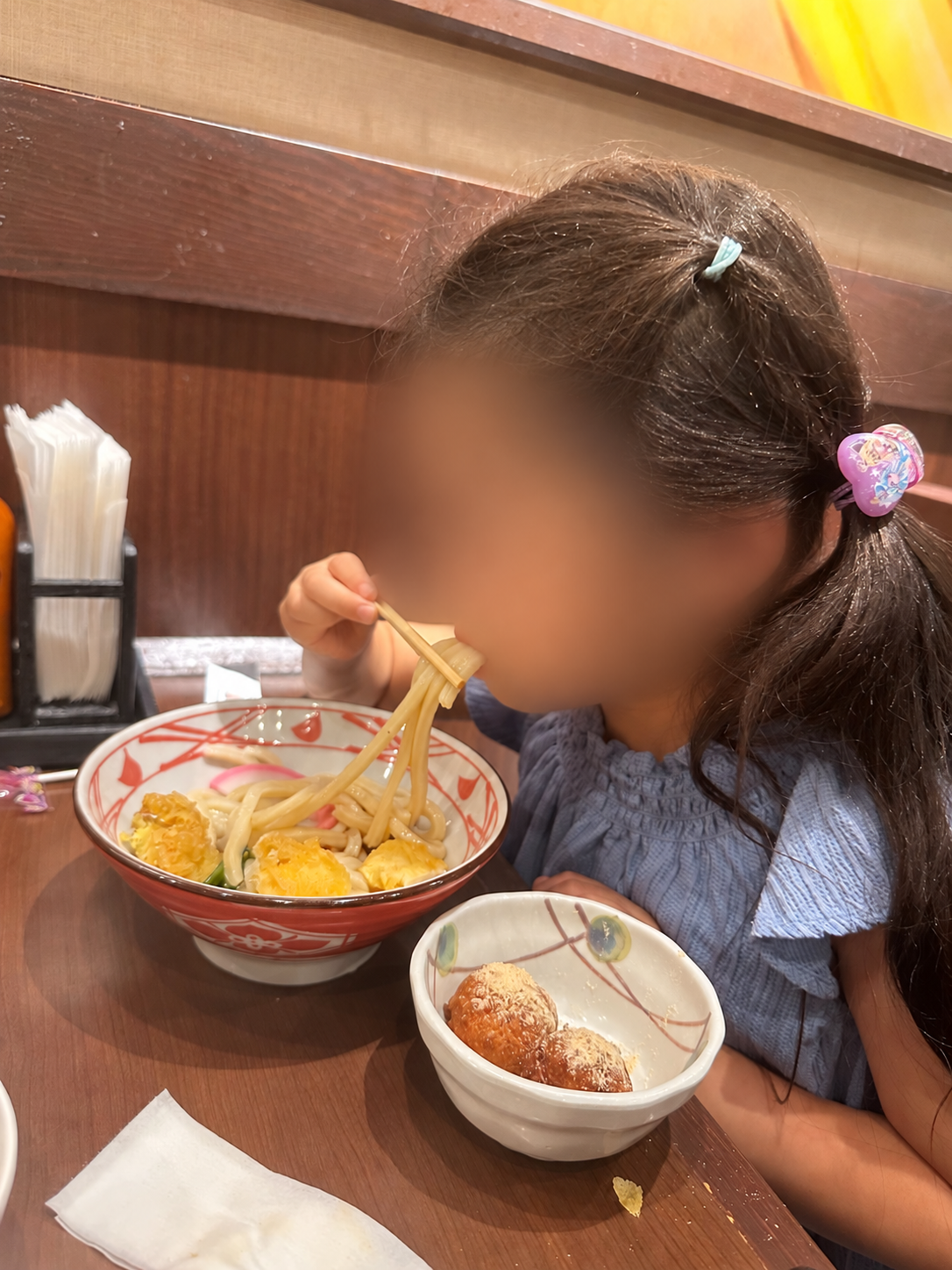うどんを食べる子ども。顔はプライバシー保護のためぼかしています
