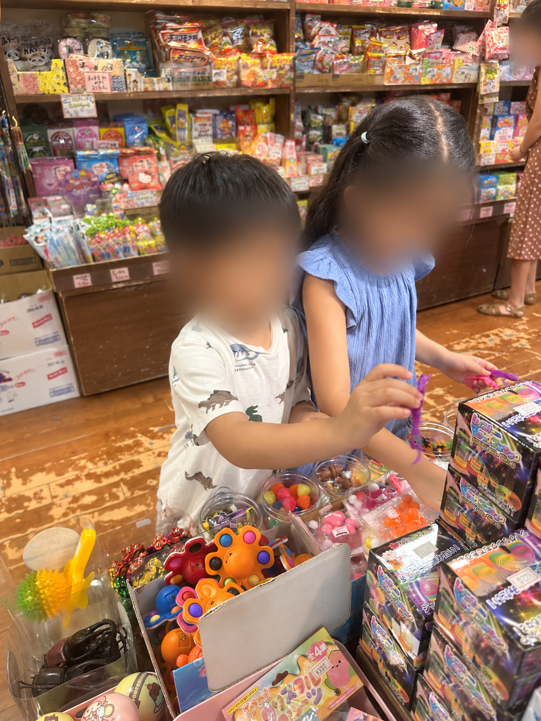 駄菓子屋で商品を選ぶ子どもたち。全員の顔はプライバシー保護のためぼかしています