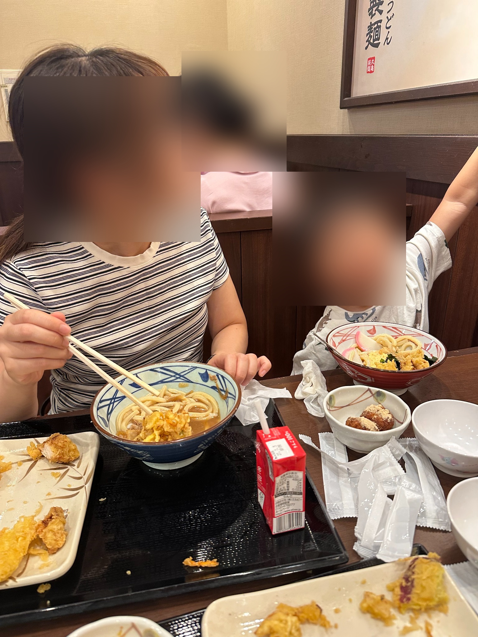 家族4人で丸亀製麺の食事を楽しむ様子。人物の顔はプライバシー保護のためぼかしています