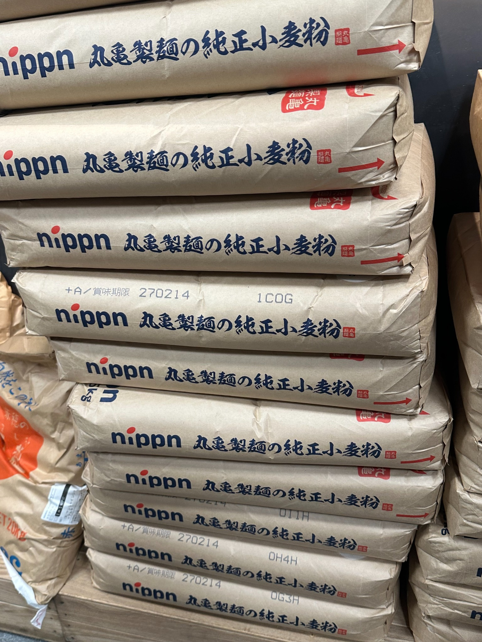 店内に積まれた丸亀製麺の純正小麦粉の袋