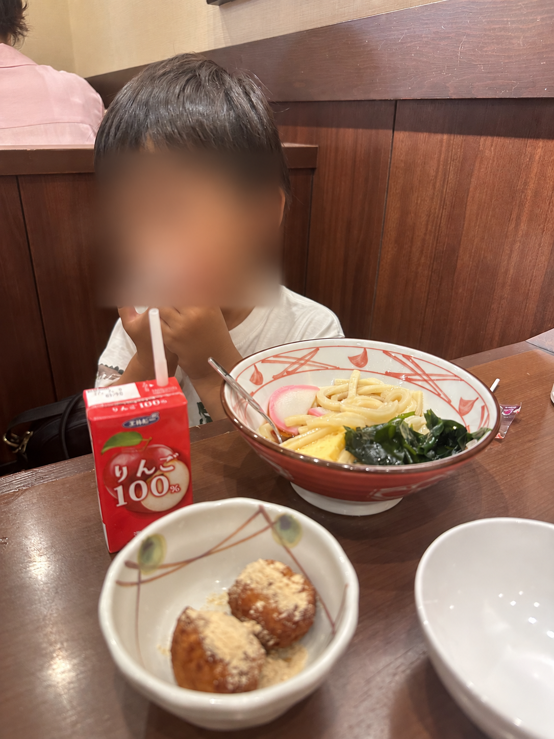 子どもとうどん、うどーなつ、ジュースのお子様セット。顔はプライバシー保護のためぼかしています