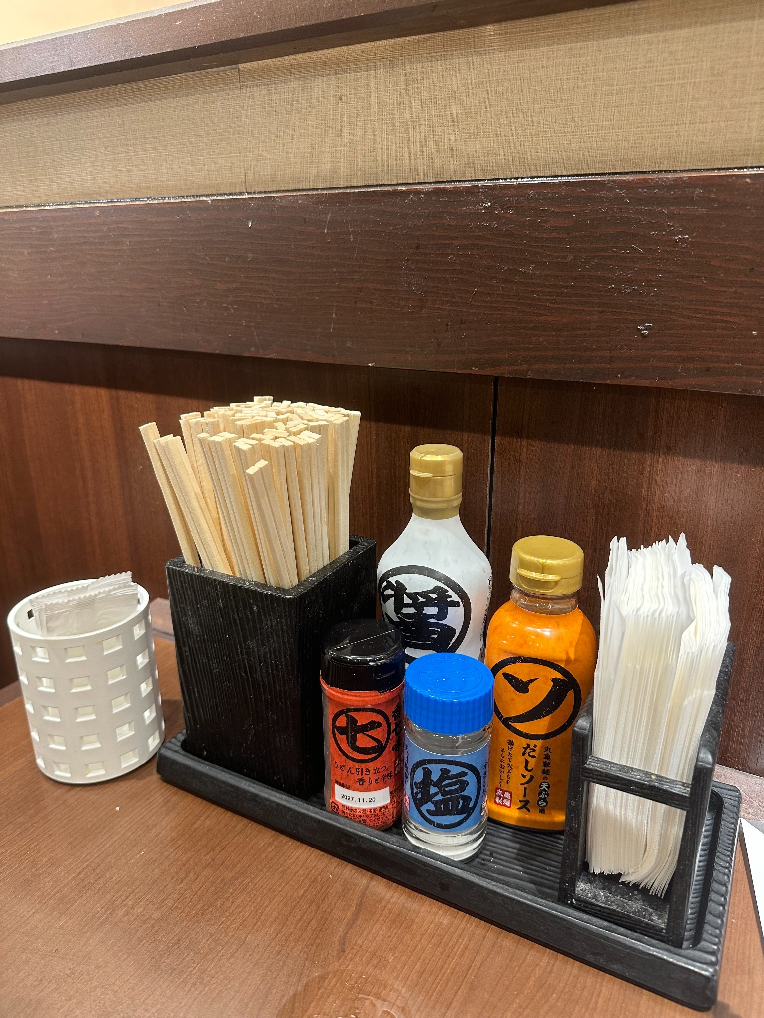 醤油、塩、七味、だしソースなどの卓上調味料