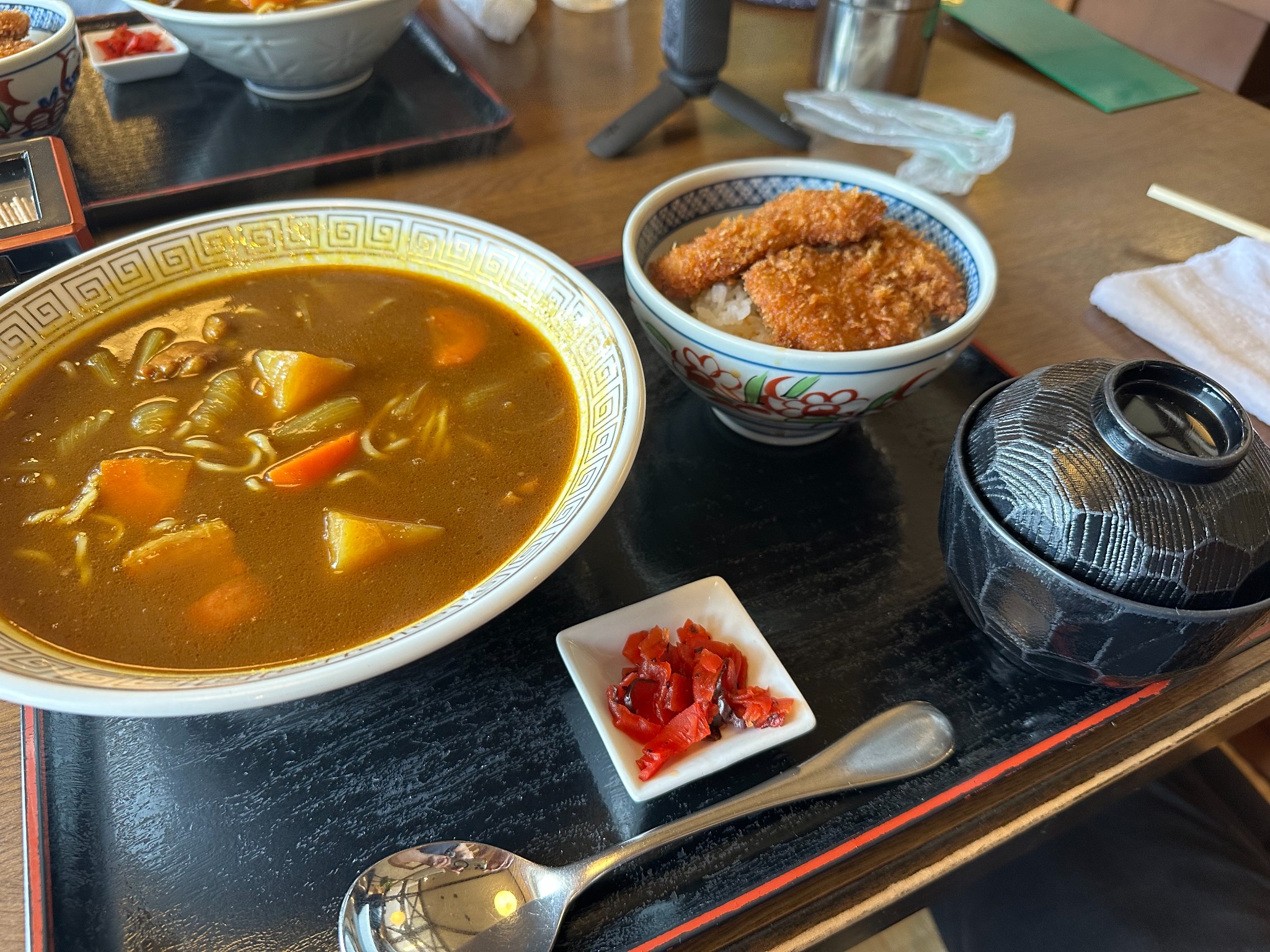 斜めから撮影した大衆食堂 正広のカレーラーメンとミニタレカツ丼