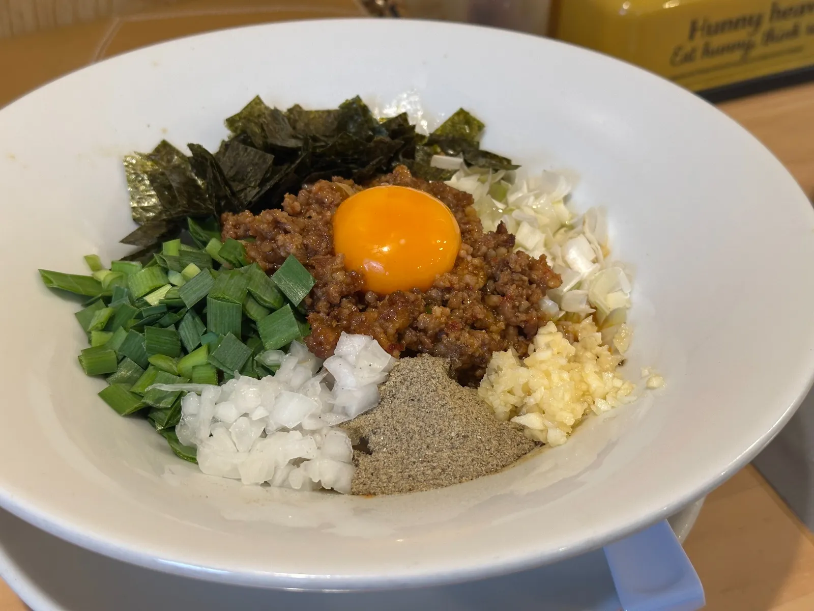 麺屋 壱心の台湾まぜそばを斜めから撮影した写真