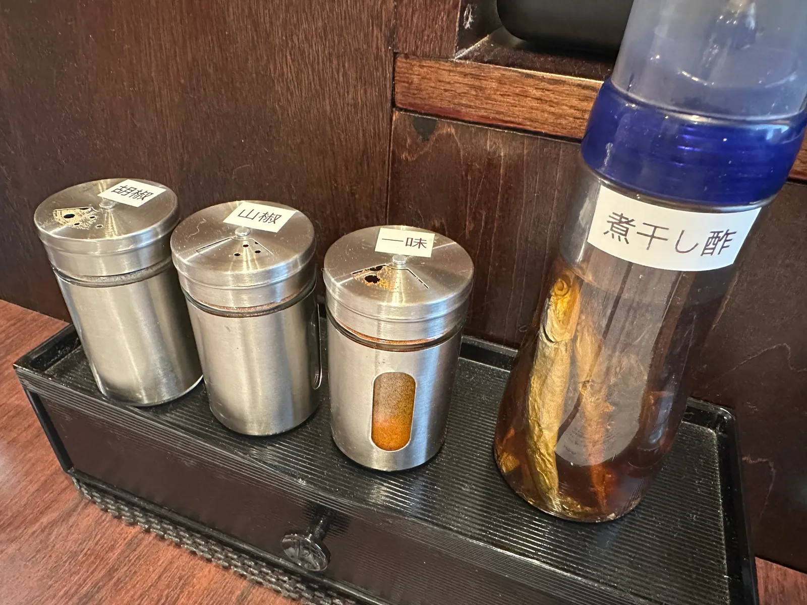 胡椒、山椒、一味と煮干しがそのまま入った煮干し酢