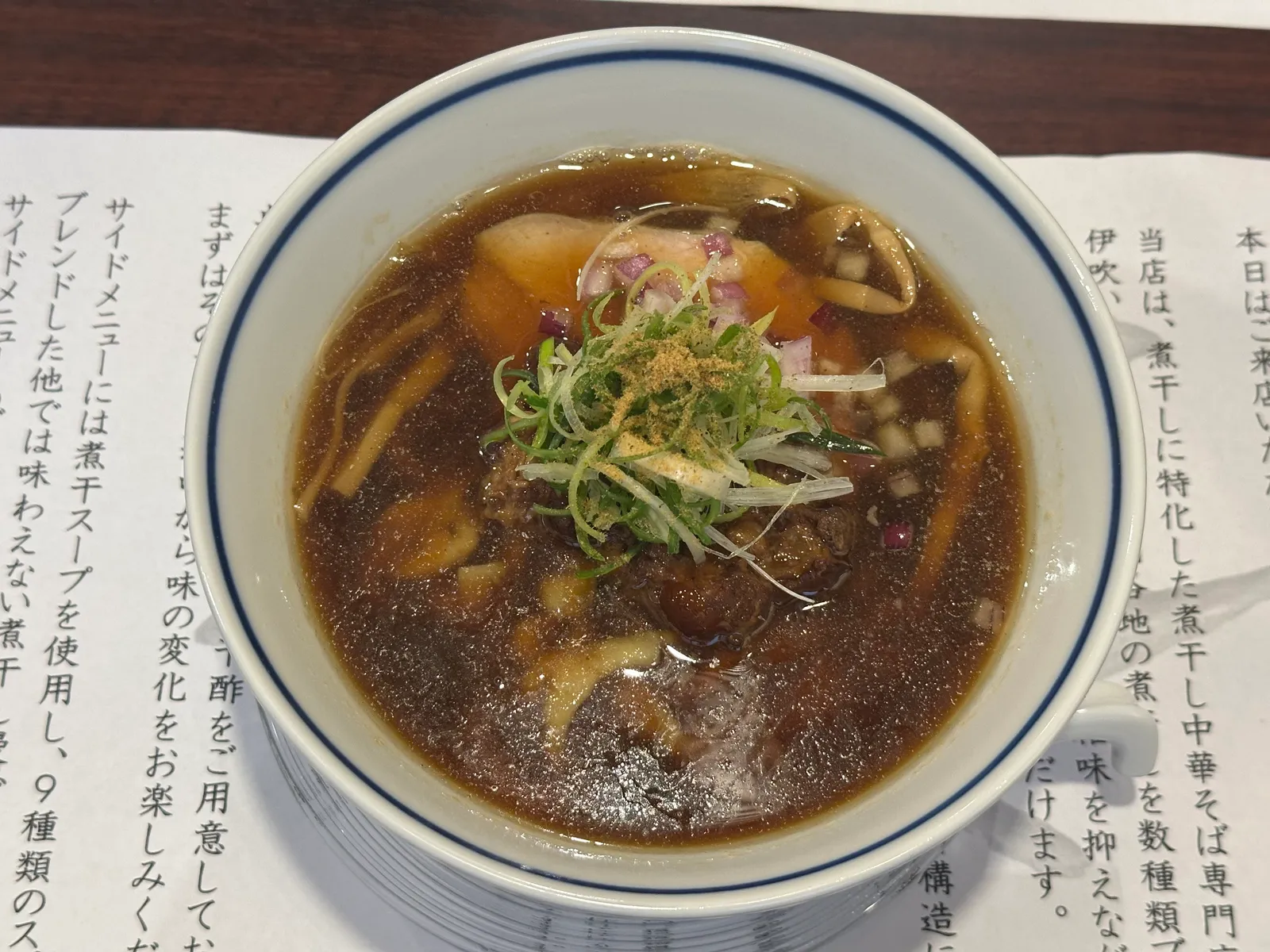 説明書きの上に置かれた煮干し中華そば にぼ福の中華そば醤油