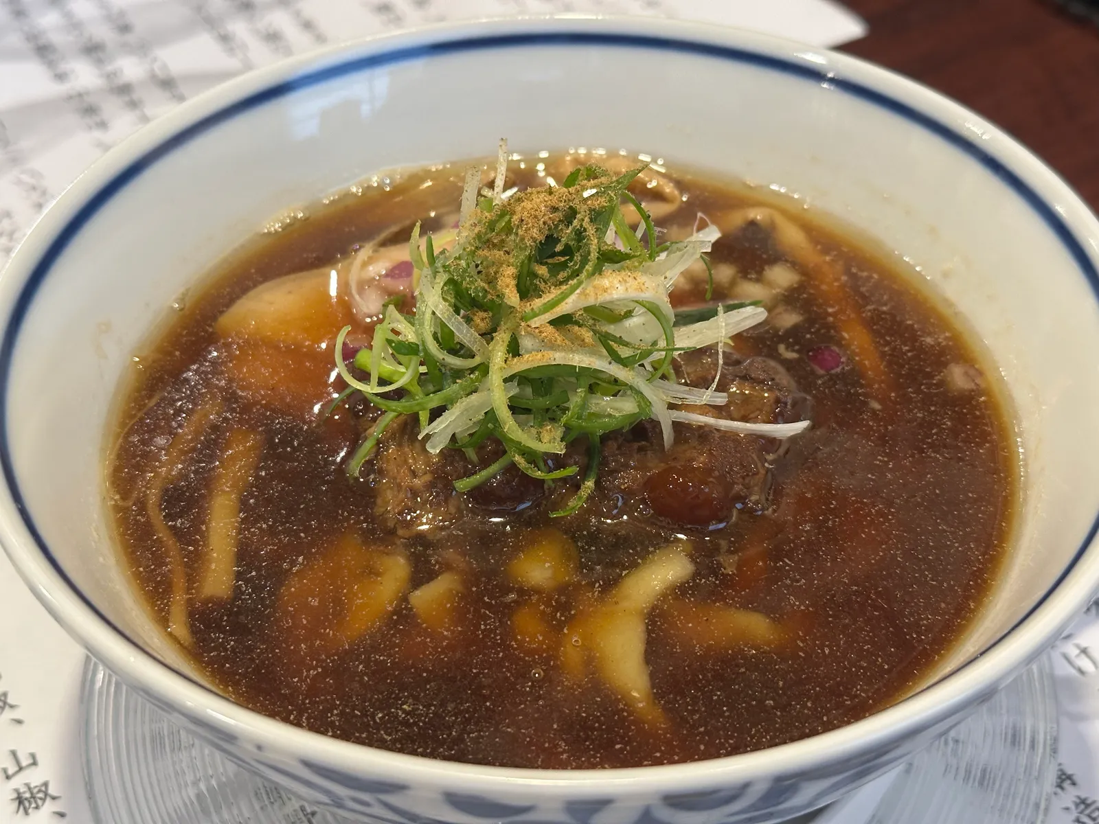 煮干し中華そば にぼ福の中華そば醤油を斜めから撮影した写真