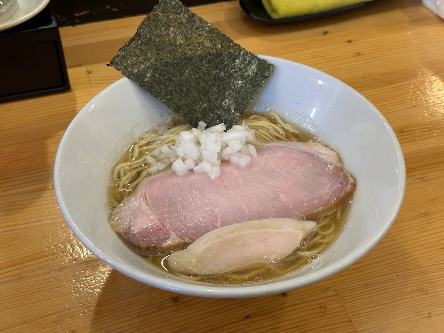 煮干らーめん 川むらの煮干らーめんを斜めから撮影した写真