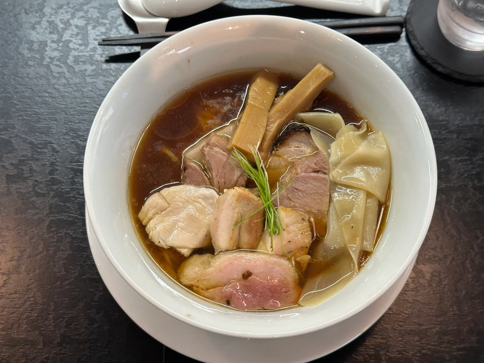 NOBU kitchenぬーどるの極上醤油らぁめんを上から見た写真