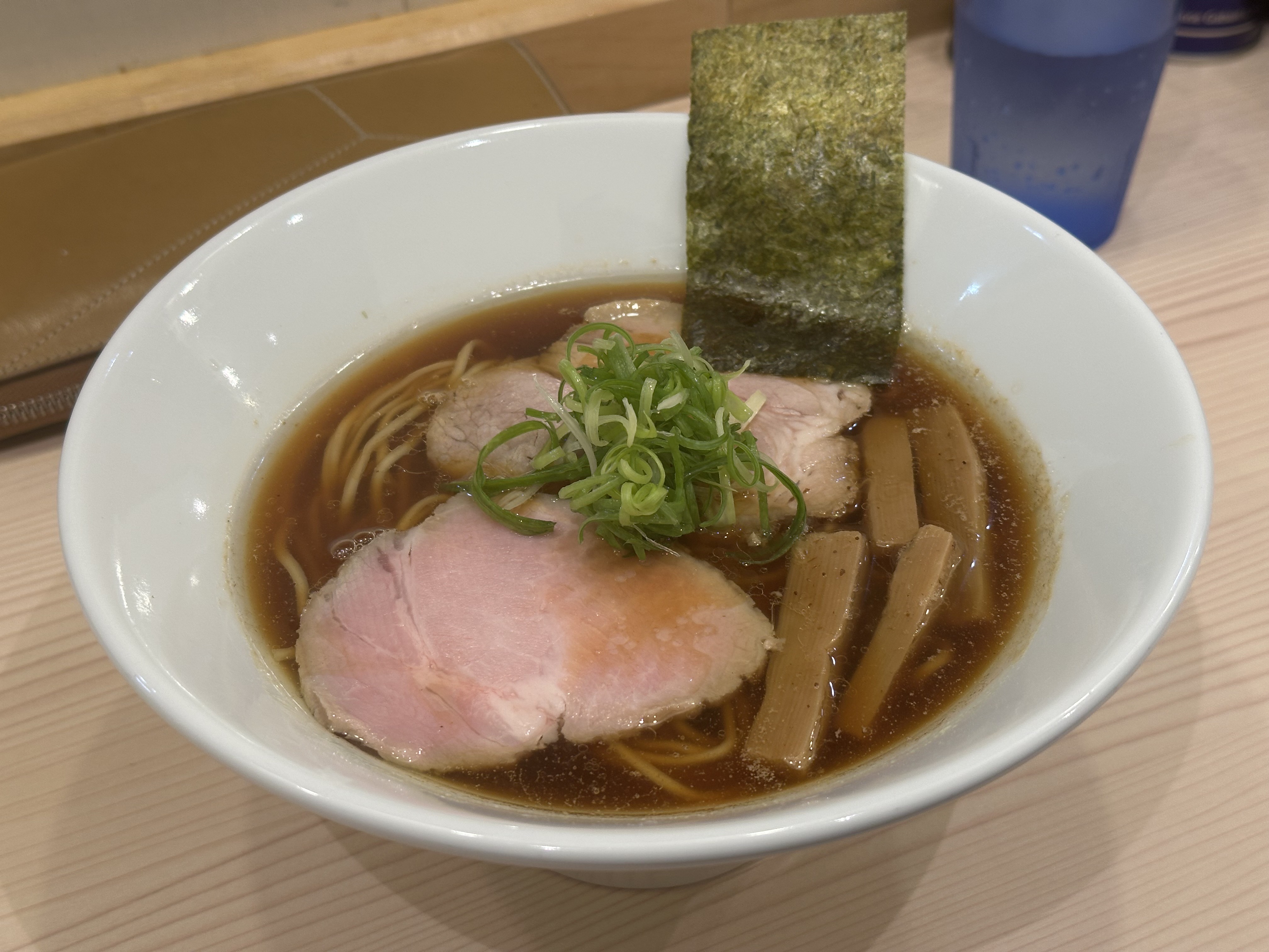 斜めから見たラーメンLab ろじっくの醤油ラーメン