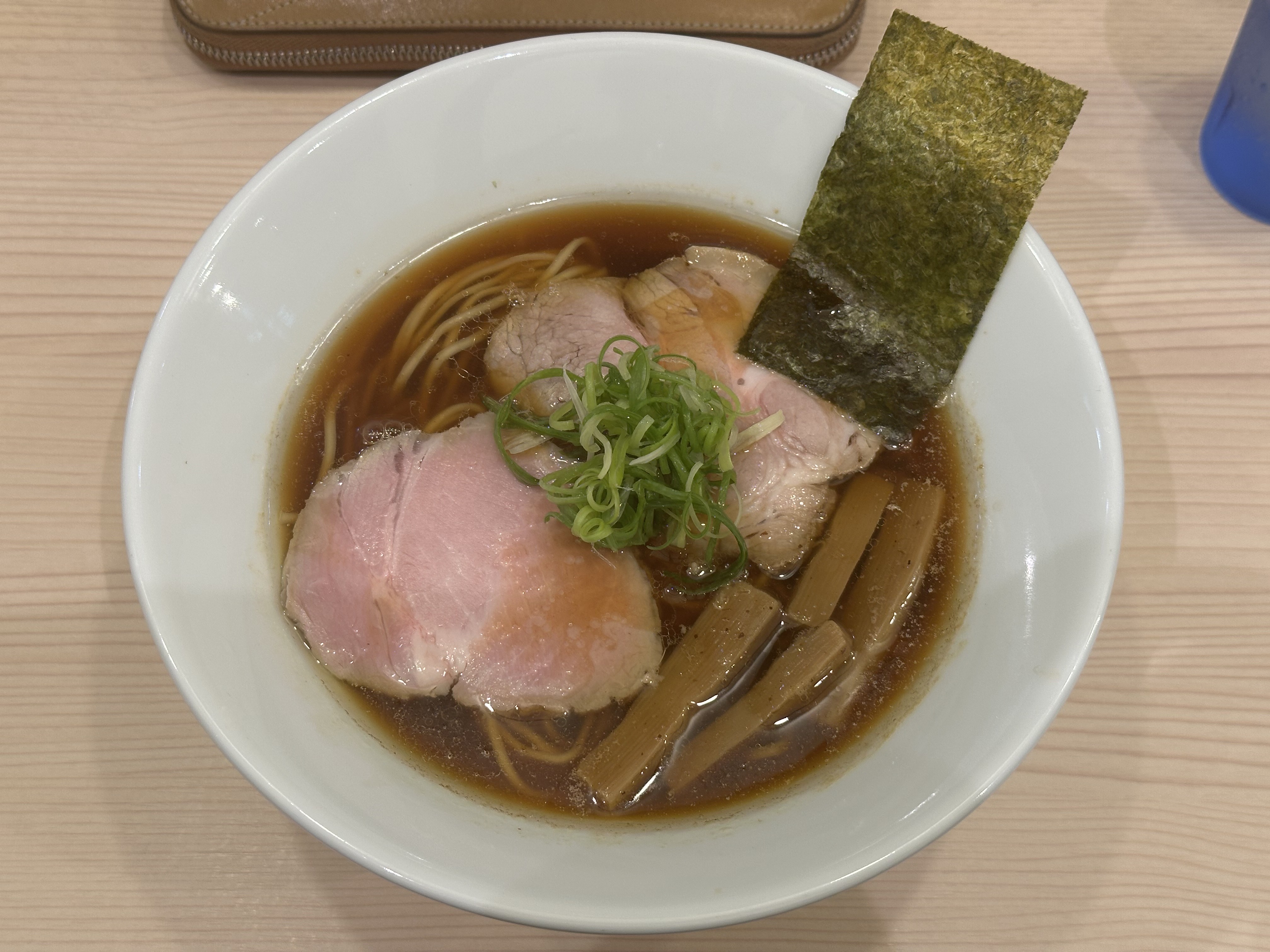 ラーメンLab ろじっくの醤油ラーメンを真上から見た一杯
