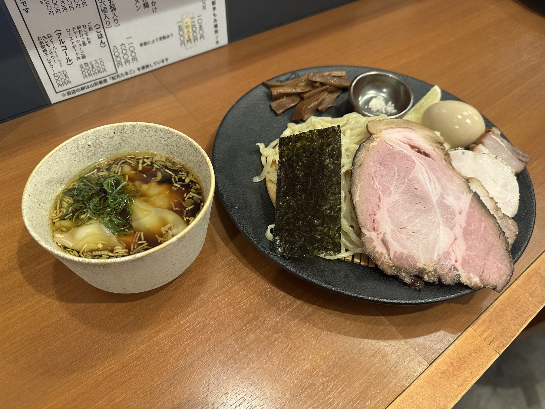 自家製手もみ麺 鈴ノ木の淡麗特製つけ麺。つけ汁と特製トッピングの全景