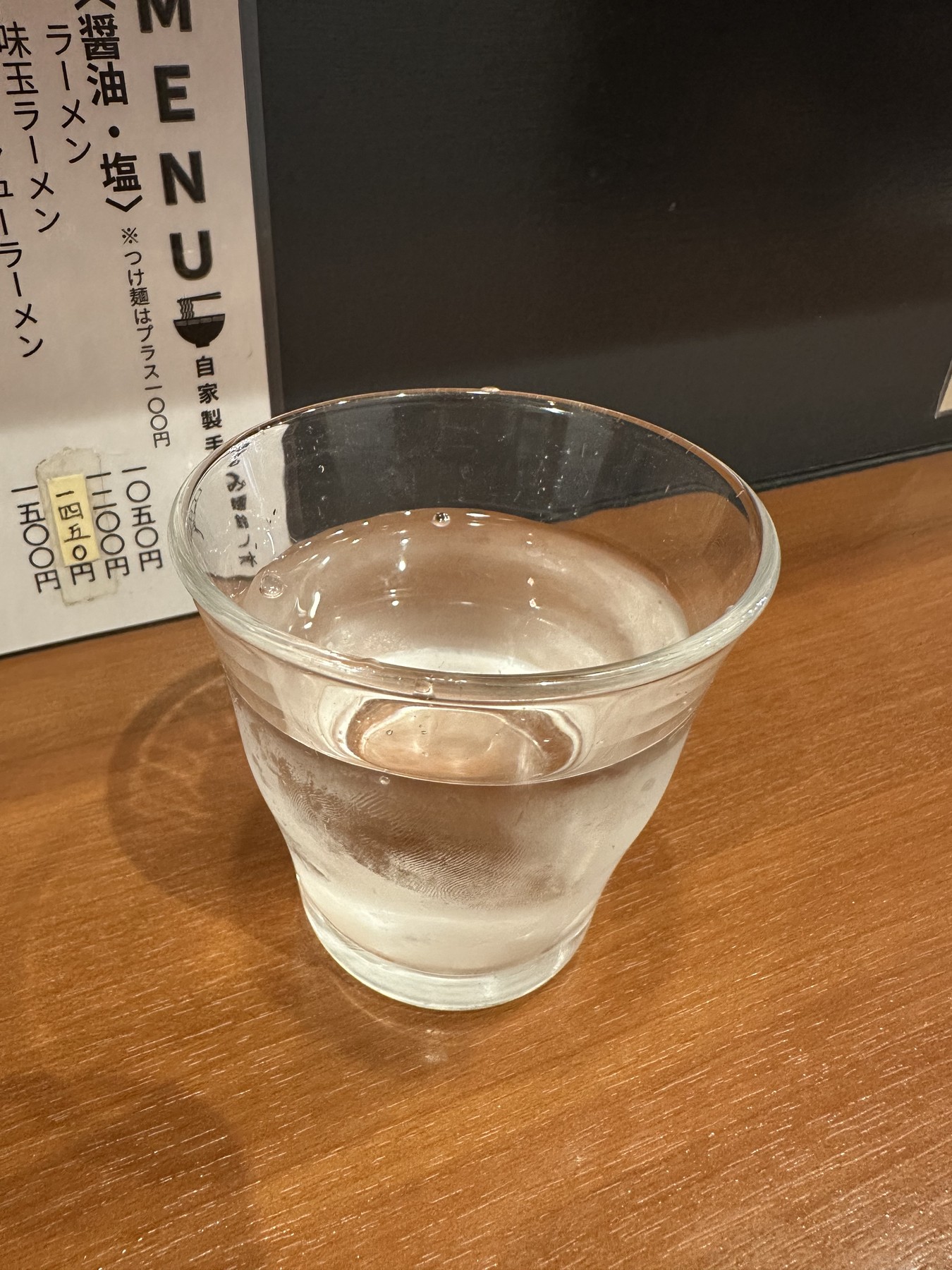 整理されたカウンターに置かれた水のグラス